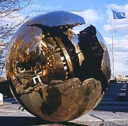 arnaldo-pomodoro-sfera-con-sfera-new-york-1991jpg