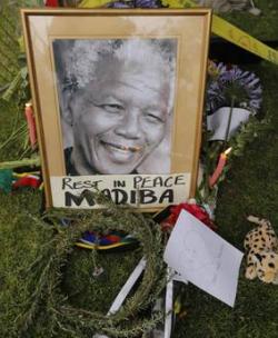 epa03978646 A portrait of former South African president Nelson Mandela is seen outside of Mandela's house in Johannesburg, South Africa, 06 December 2013. Nobel Peace Prize winner Nelson Mandela died at the age of 95 on 05 December 2013.  EPA/KIM LUDBROOK